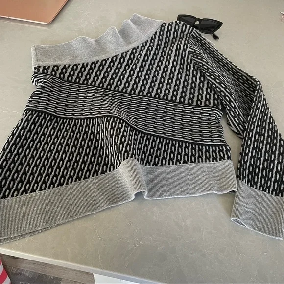 NWT BURBERRY gray black cable knit one shoulder asymmetrical sweater size XL